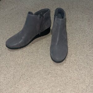 Stylish cloudsteppers Clarks cushion ankle boots